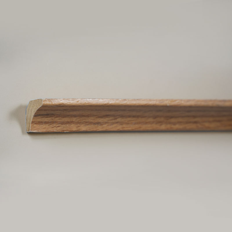 Massivt træ indvendig hjørne støbning/Scotia støbning (omviklet med rød eg finer + maling) - Eg farve 7/8' x 7/8'
