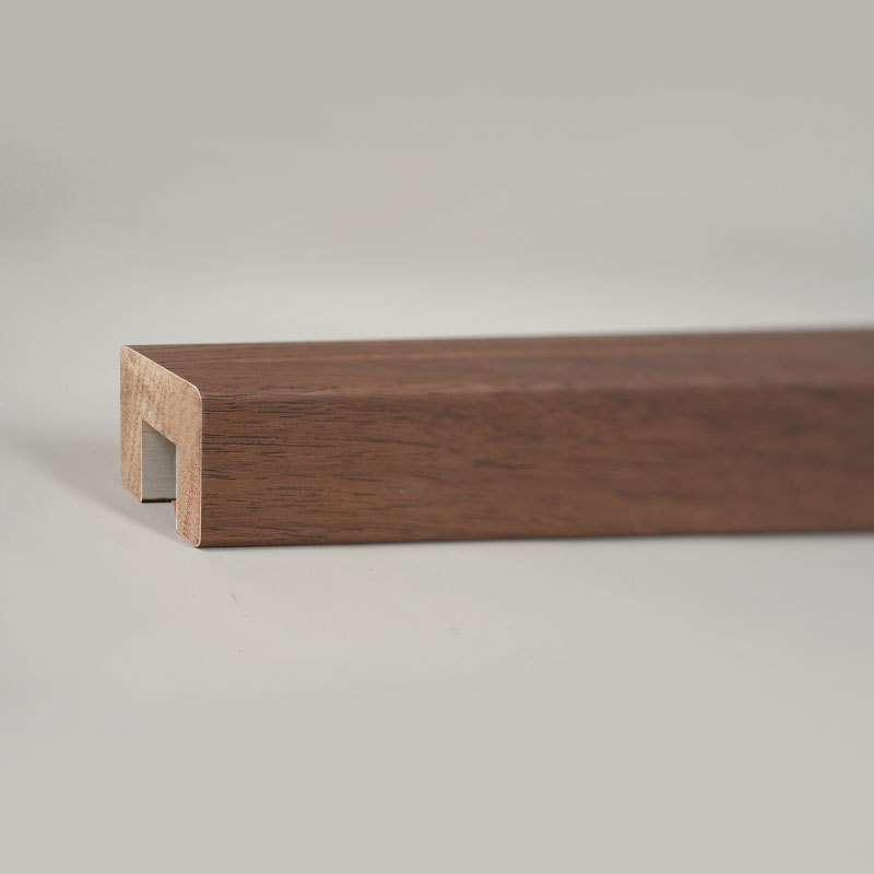 Trappegelændere i massivt træ (PVC-indpakket) - Mørk valnød farve 1 1/6' x 1 1/6' Trappegelændere i massivt træ (PVC-indpakket) - Mørk valnød farve 1 1/6' x 1 1/6'