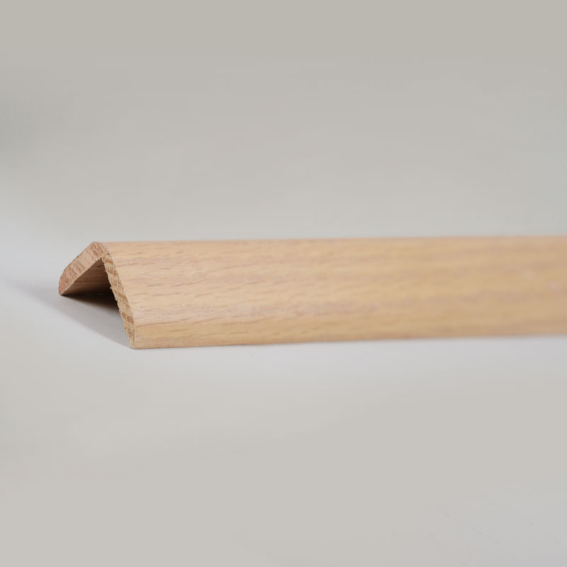 Massivt træ retvinklet (90°) overgangsliste (omviklet med rød eg finer + maling) - Eg farve 1 1/9' x 1 1/9'