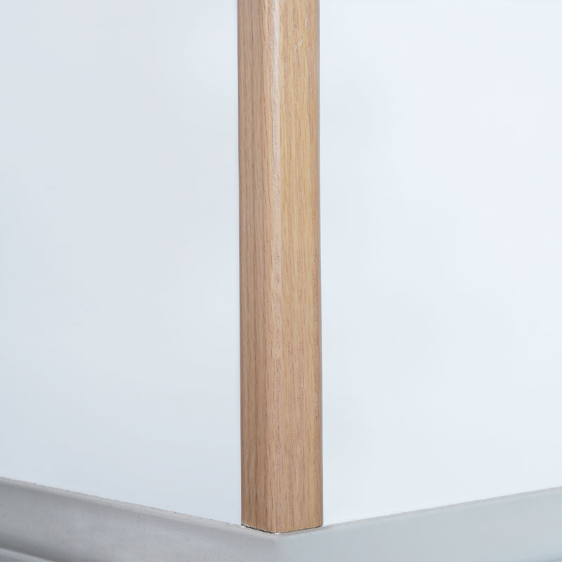 Massivt træ retvinklet (90°) overgangsliste (omviklet med rød eg finer + maling) - Eg farve 1 1/9' x 1 1/9'