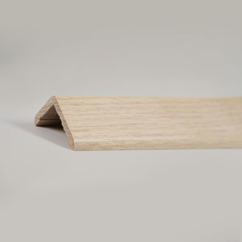 Massivt træ retvinklet (90°) overgangsliste (omviklet med rød eg finer+ maling) - Eg farve 1 1/2' x 1 1/2'