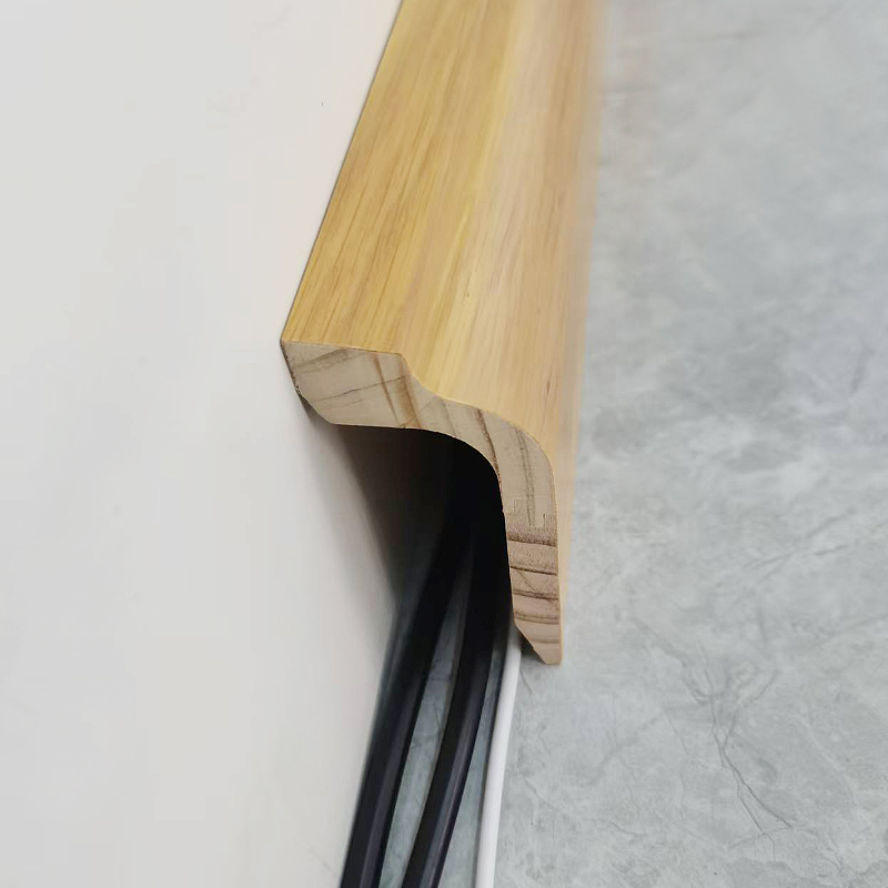 Fyrretræ fodliste (omviklet med hvid eg finer + maling) - Eg farve 1 1/2'x2 1/6'