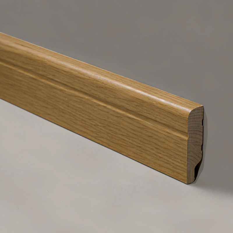 Massivt træ fodliste (omviklet med hvid eg finer + maling) - Naturlig eg farve 1/2' x 2 3/8'