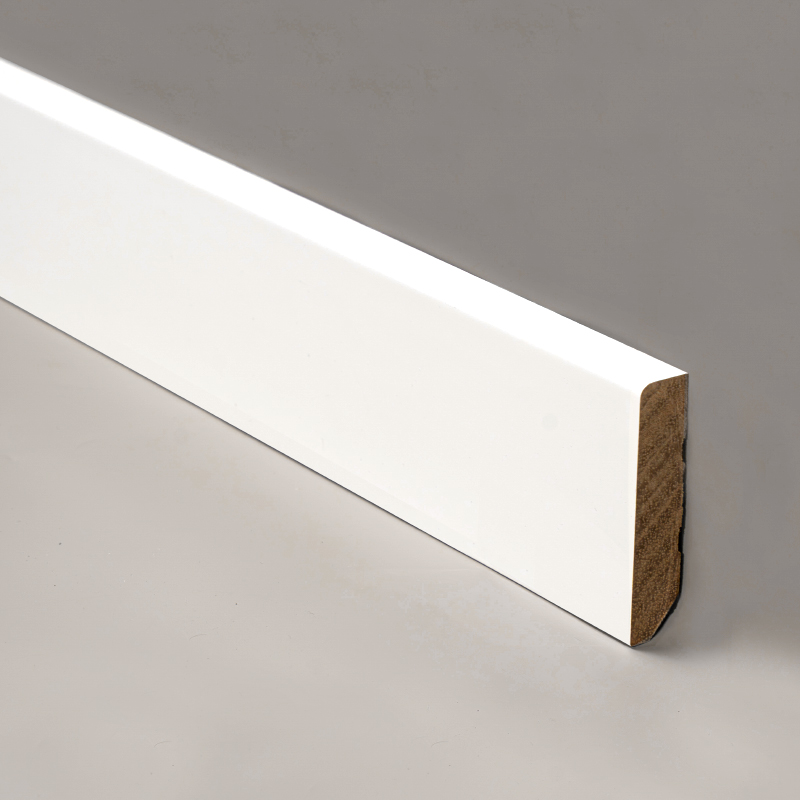 Massivt træ fodliste (spartelgrundet og malet) - Hvid 1/2' x 2 3/8'