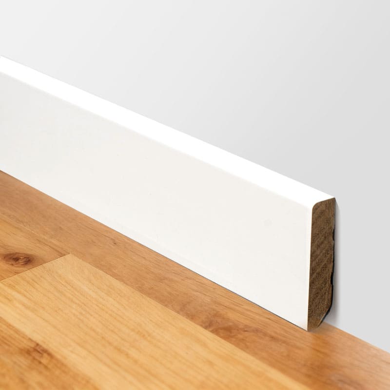 Massivt træ fodliste (spartelgrundet og malet) - Hvid 1/2' x 2 3/8'